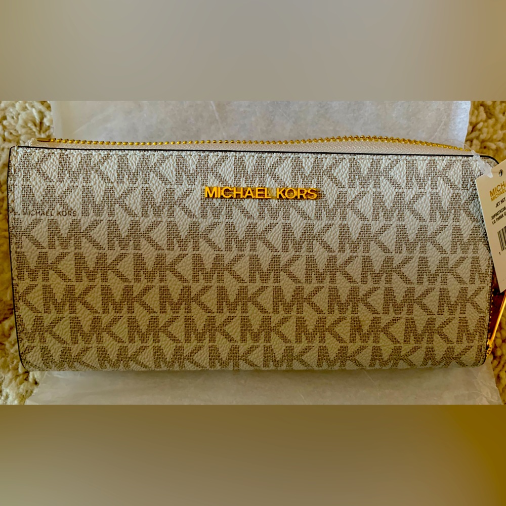 Michael Kors Jet Set Travel Large Logo Quarter-Zip Wallet